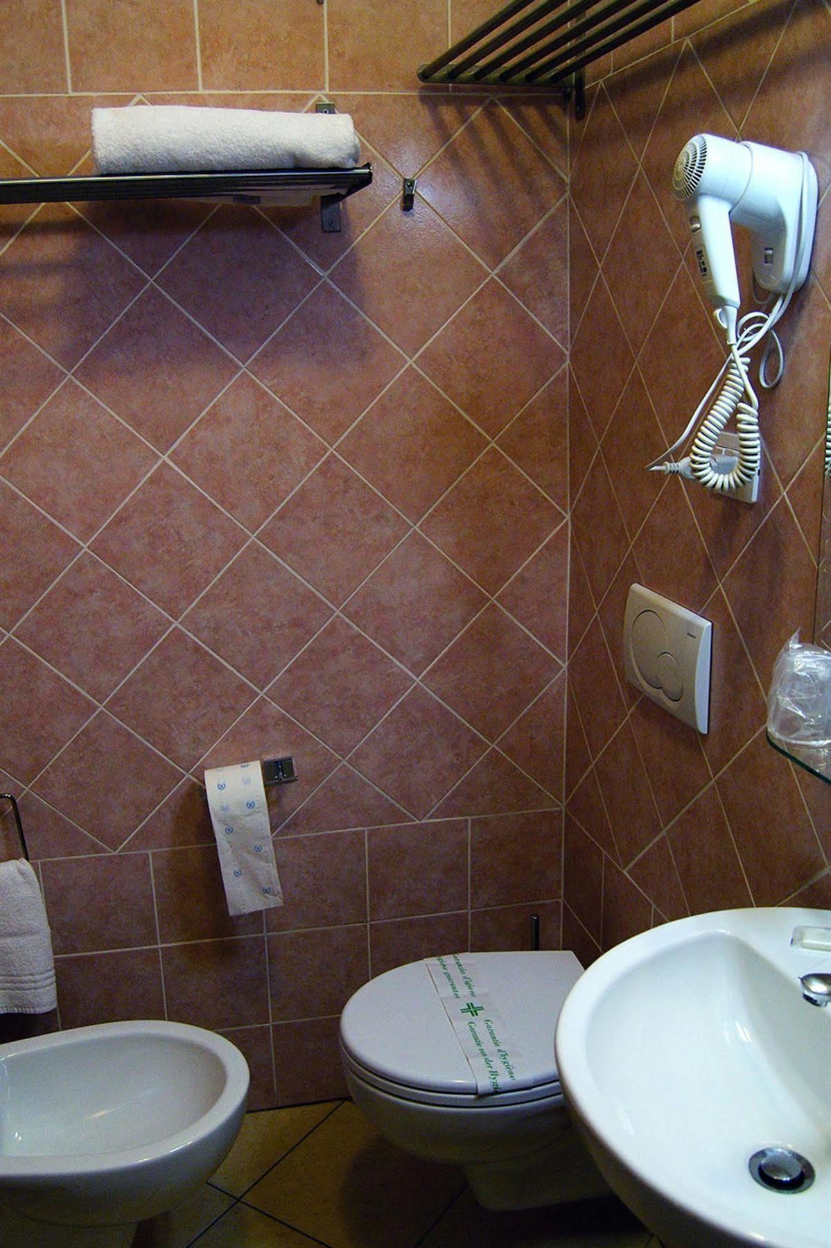 Pensión Adelaide House 2*